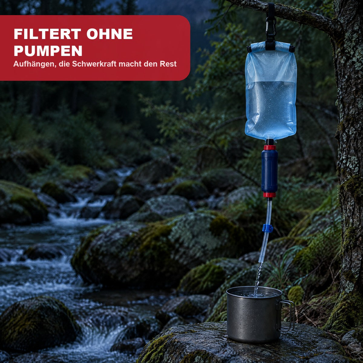 Schwerkraft-Wasserfilter hängt im Wald an einem Ast über dem Bach, Wasser läuft in einen Becher