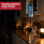 Schwerkraft-Wasserfilter hängt bei Stromausfall an einer Küchenschranktür, Wasser läuft in einen Glaskrug