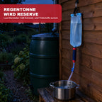 Schwerkraft-Wasserfilter an der Gartenhütte neben der Regentonne, Wasser läuft in einen Kochtopf