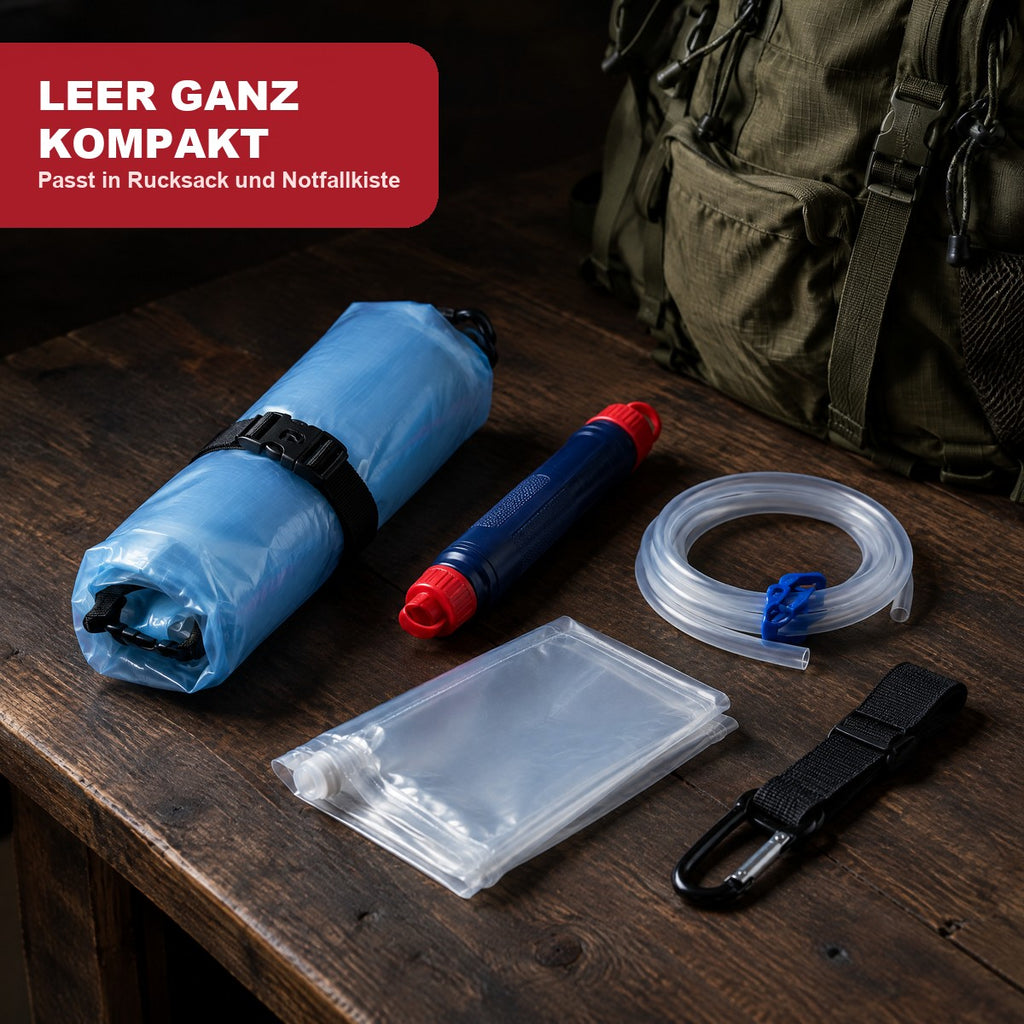 Leerer Wasserbeutel zusammengerollt mit Filter und Zubehör neben einem Rucksack